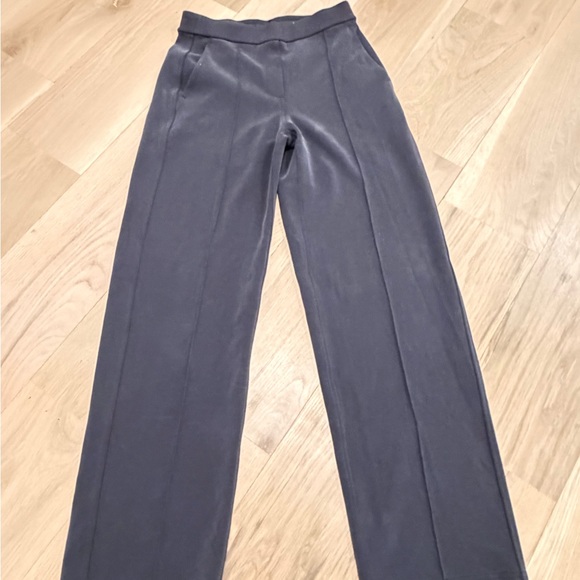 Lululemon softstreme pintuck black pants xs (size 4/6) regular length - Picture 4 of 7
